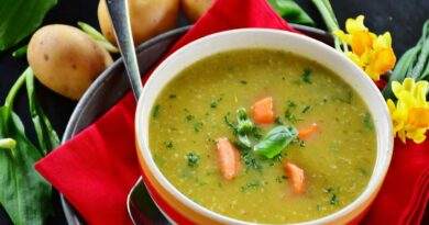 Eine Käse-Lauch-Suppe mit Karotten, Kartoffeln und Narzissen.