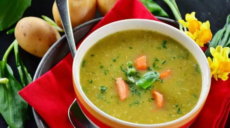Eine Käse-Lauch-Suppe mit Karotten, Kartoffeln und Narzissen.