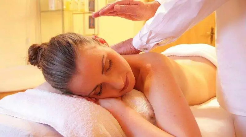 Eine Frau bekommt in einem Spa eine Rückenmassage.