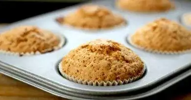 Low-Carb-Muffins in einer Muffinform auf einem Holztisch.