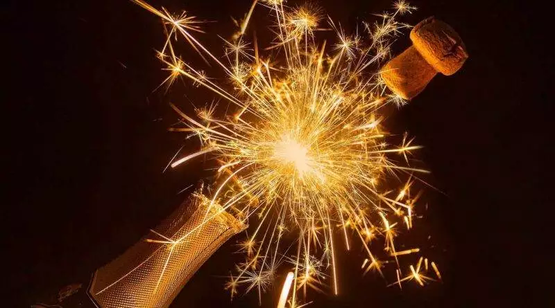 Silvesterflasche mit Wunderkerzen.