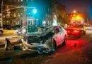 Ein von einem Kfz-Gutachter begutachtetes Auto nach einem Unfall auf einer Stadtstraße.