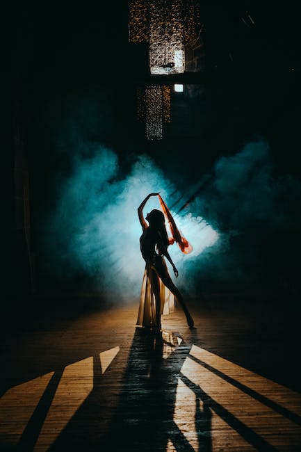 Silhouette einer Tänzerin in einem dunklen Raum.