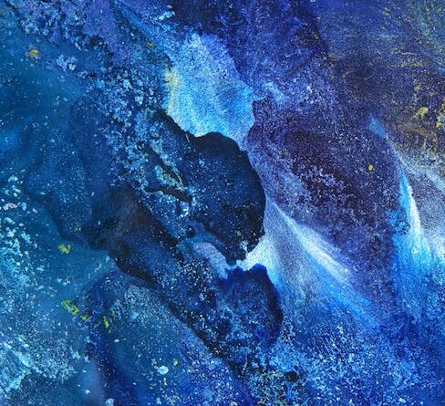 Ein abstraktes Gemälde mit blauen und gelben Farben.