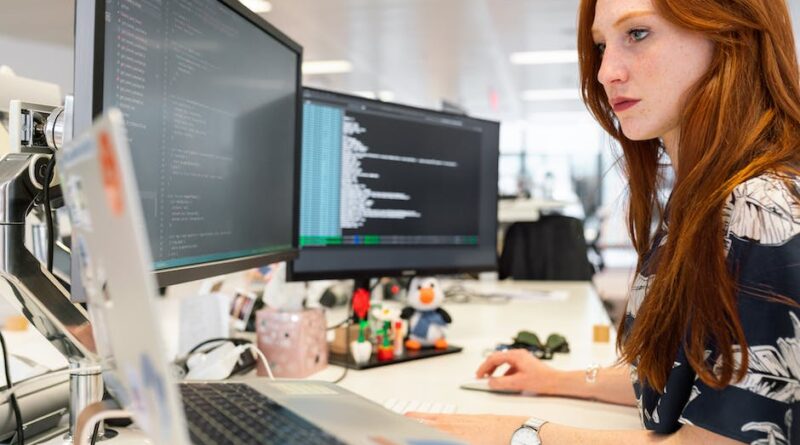 Eine Frau, die in einem Büro an einem Computer arbeitet.