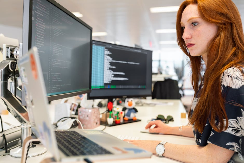 Eine Frau, die in einem Büro an einem Computer arbeitet.